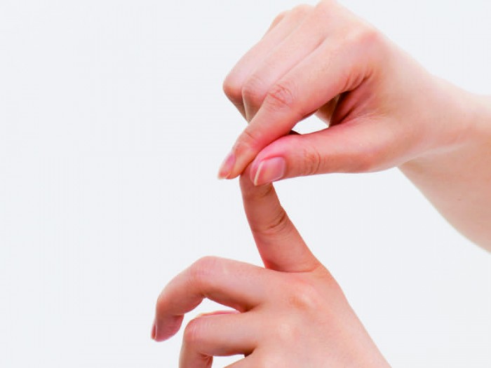 人差し指の先をつまんで3回反らせ、その後、根元からゆっくり左右に10回ずつ回す。薬指も同様に。
