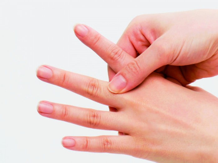 背中にあたるのは中指の第二関節から手の甲の中央。まずは、中指のつけ根を強く揉む。