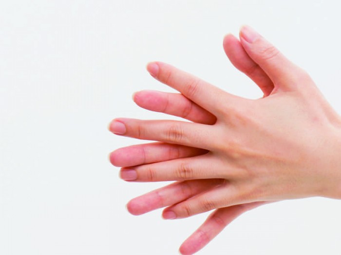 両手の指を組んで指の両側をこすり合わせるように動かす。温まってきたら上下を組み替えて同様にこすり合せる。