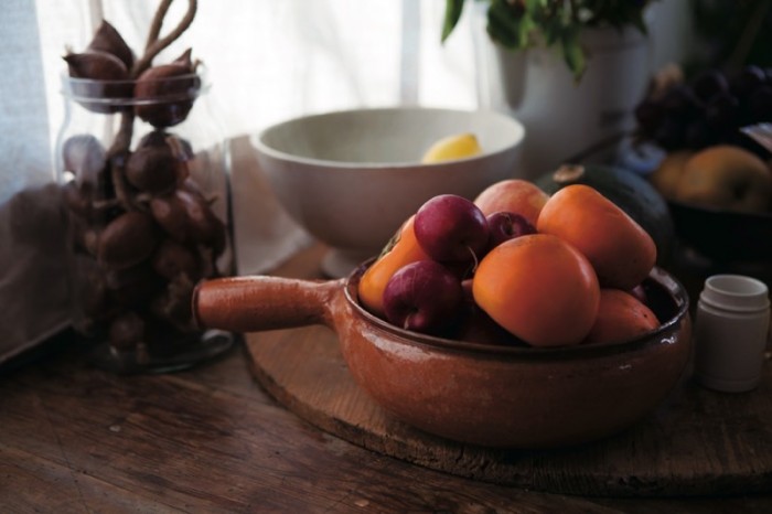 果物は2人の娘たちがいつでも食べられるよう、常にテーブルの上に。南仏製のテラコッタの手付き鍋に入れている。