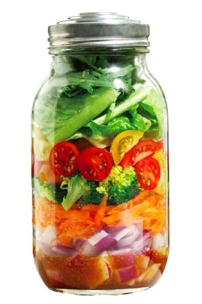 容器に隙間なく野菜を詰めたジャーサラダ。
