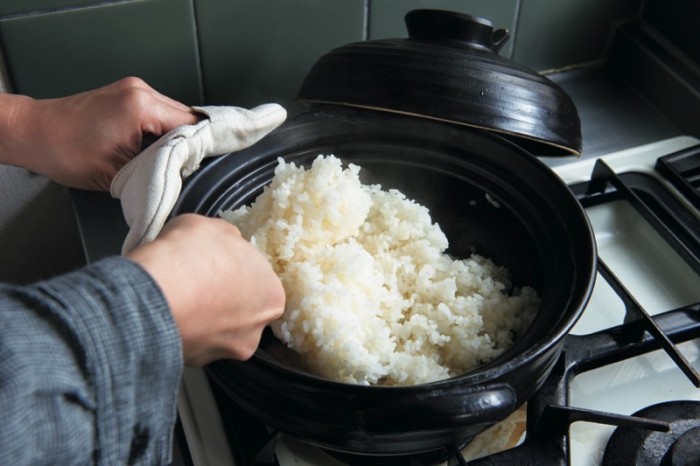 ご飯は土鍋で炊くとふっくら香りがよく、しかも短時間で炊き上がる。
