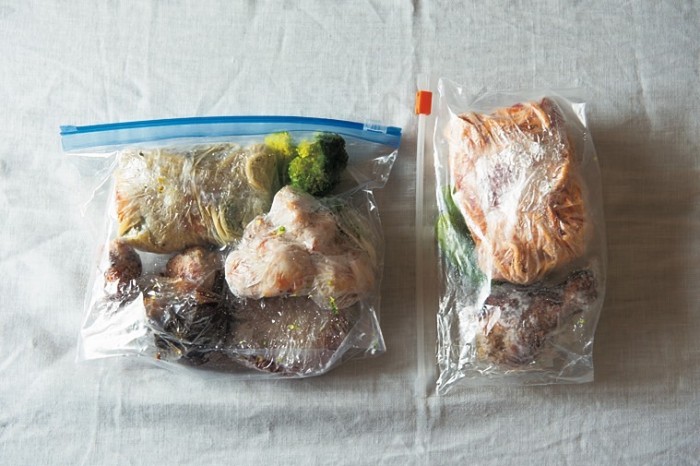 弁当用に夕食の残りや常備菜を3～4種類まとめて保存袋に入れ、冷凍。