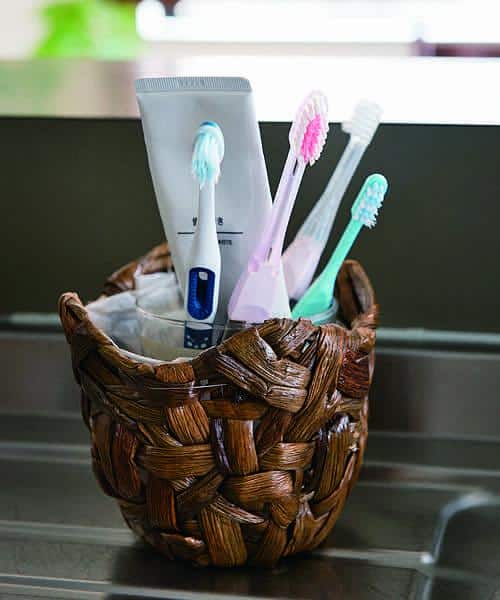 家族の歯ブラシは、ブラシ部分の付け替えができるものでとても経済的。
