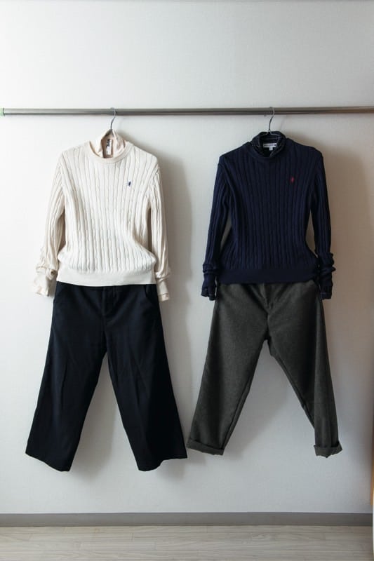 この冬のスタイル。ジムフレックスのセーターを白と紺色で揃えて、シャツとパンツでコーディネート。