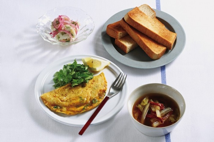 (右上から時計回り)ライ麦パン、白菜とドライトマトのスープ、インド風青唐辛子入りオムレツ、フレッシュカリフラワーと紫玉ねぎとディルのマリネ