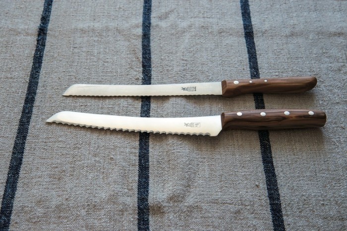 上から、「パン切りナイフ」オリーブ9800円、左利きの人も使える「KB2」オリーブ2万6000円。(問 ヤムヤム)