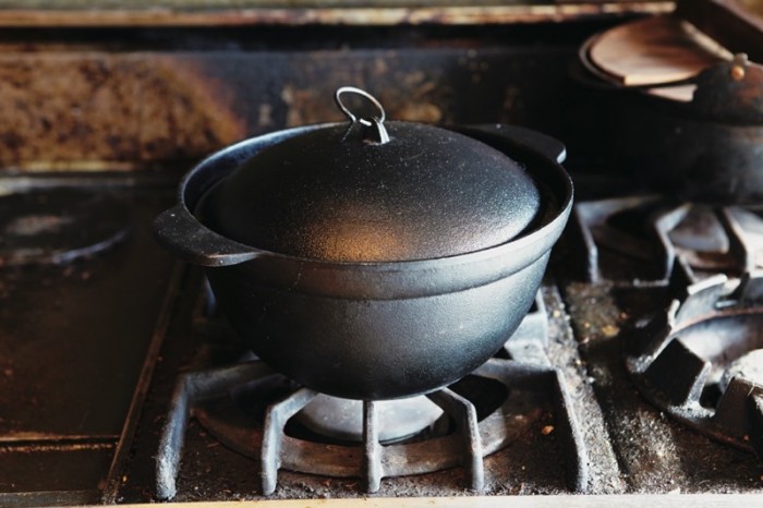 ご飯は南部鉄器ブランド「O IGEN」の炊飯鍋で炊く。