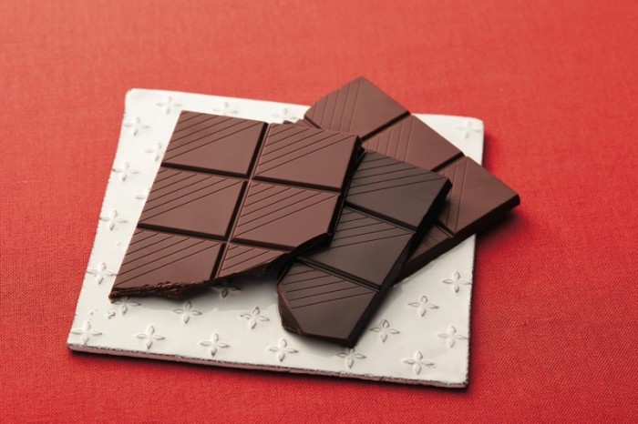 ミルクチョコレート、ダークチョコレート 各1枚(100g) 583円〈税込〉糖質制限ドットコム