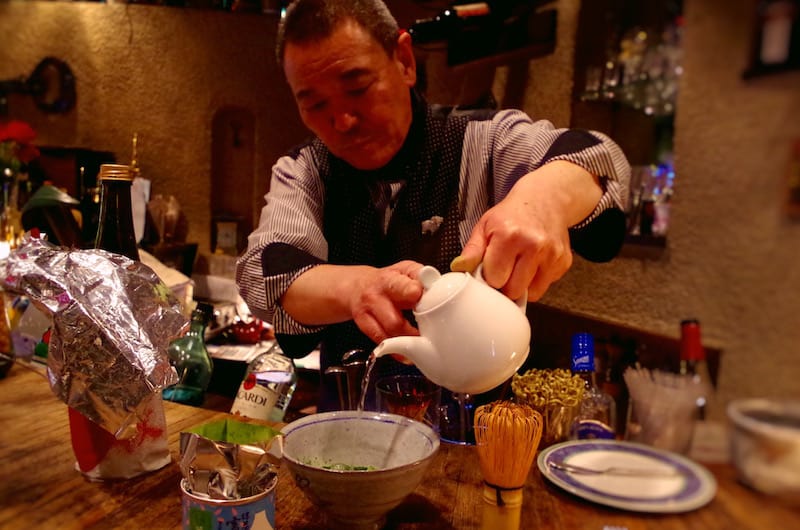 まず抹茶と砂糖を入れ、次に日本酒を。50℃になるように、熱々の湯を適量注ぎ、点てる。