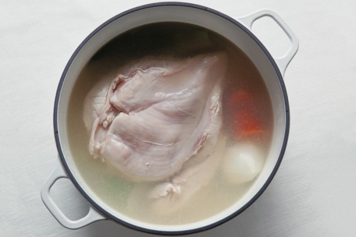 たんぱく質が凝固を始める温度のスープにつけて「しっとりチキン」に