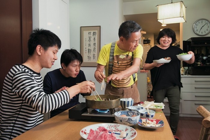 手前から大治郎さん、動力さん。「母さん、野菜が足りないよ」「は～い!」。家族全員のチームプレーが味に活きる。