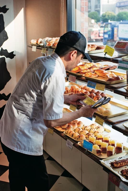 パンが焼けたら、加藤さん自ら売り場に並べることも。昼前には特に多種多様な調理パンや菓子パンが並ぶ。