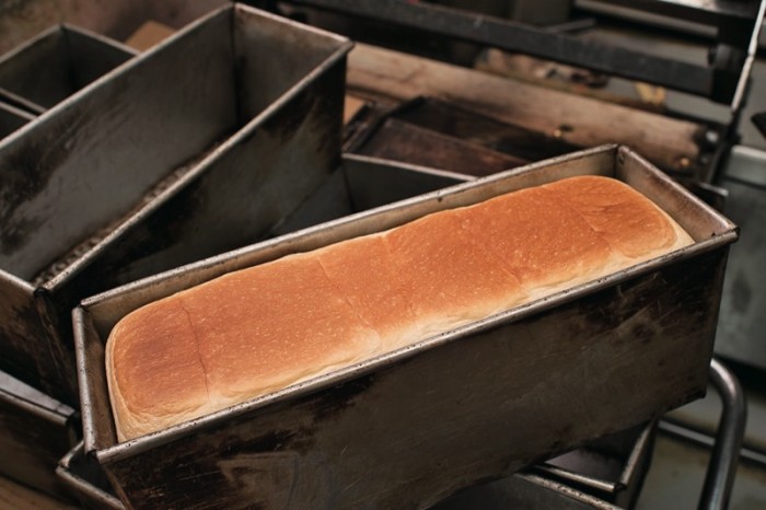 その味わいと食感から、奇跡の食パンといわれるプルマンブレッド。この型のサイズを毎日60本くらい焼くという。
