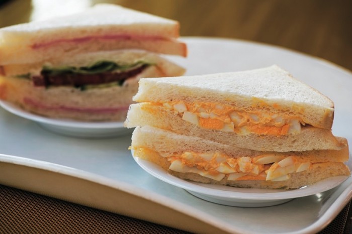右・タマゴサンド190円、左・ハム野菜サンド220円。どのサンドイッチも端から端まで具材が詰まっている。