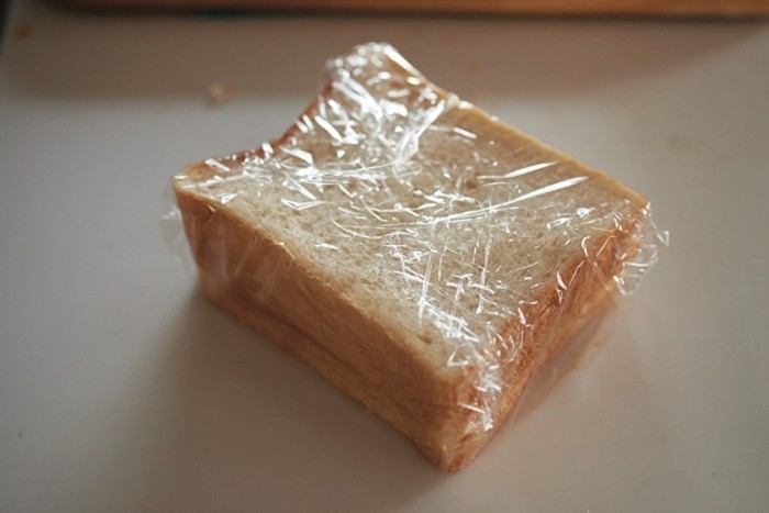 1食分の食パンをラップフィルムで空気がなるべく入らないようにしっかり包む。