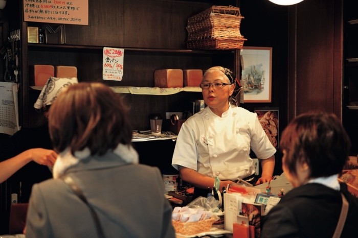 パンを作り、開店後は店頭に立つ寺本康子さん。気さくな様子に惹かれ、話しかける常連客も多い。