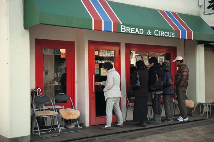 開店。店内の定員は常に5名で、ゆったりとパンが選べるよう配慮されている。