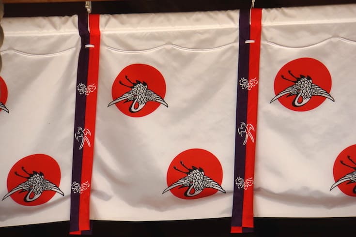 宇摩志麻遅命が鶴に乗って勝運を運んできたという伝説にちなんだ御神紋「ひおい鶴」。