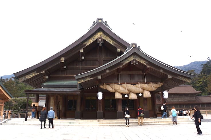 昭和34年に竣工した現在の拝殿。