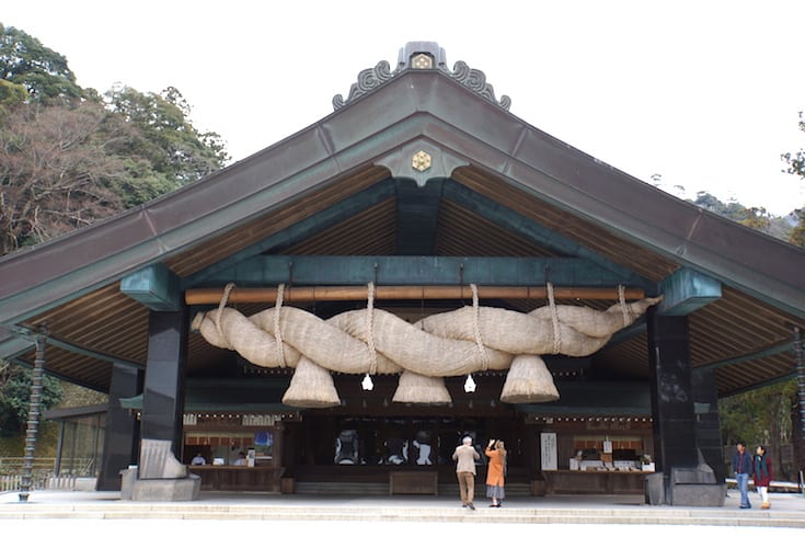出雲大社の神楽殿。正面には日本最大級といわれる大しめ縄が。