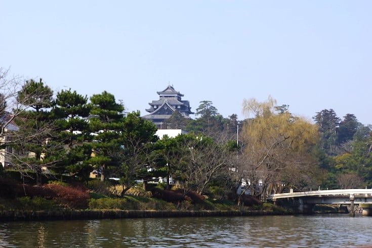 堀川の遊覧船から眺める松江城。この眺めは遊覧船に乗った人だけの特権!