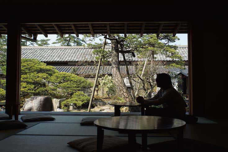 日本庭園を望む約30畳の「暮らしの大広間」。この広間は、喫茶に関係なく無料で利用可能。
