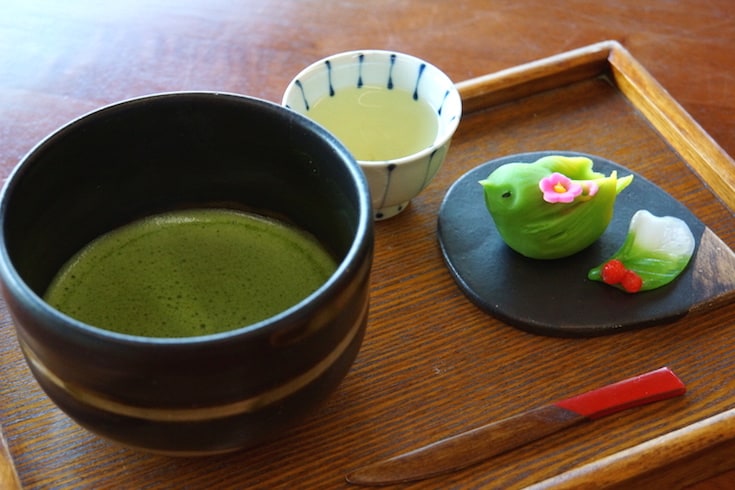 「春一番」と名付けられた上生菓子と抹茶のセット。