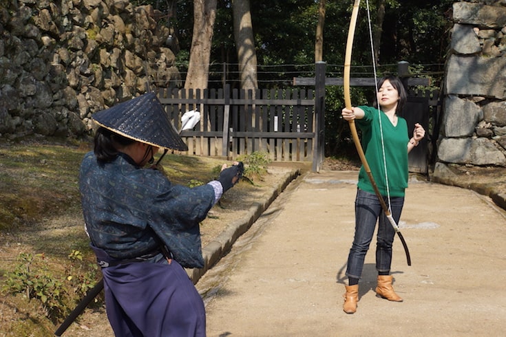 弓で武士を射る弓月さん。弓を射る方法も、松見さんが指導してくださいました。