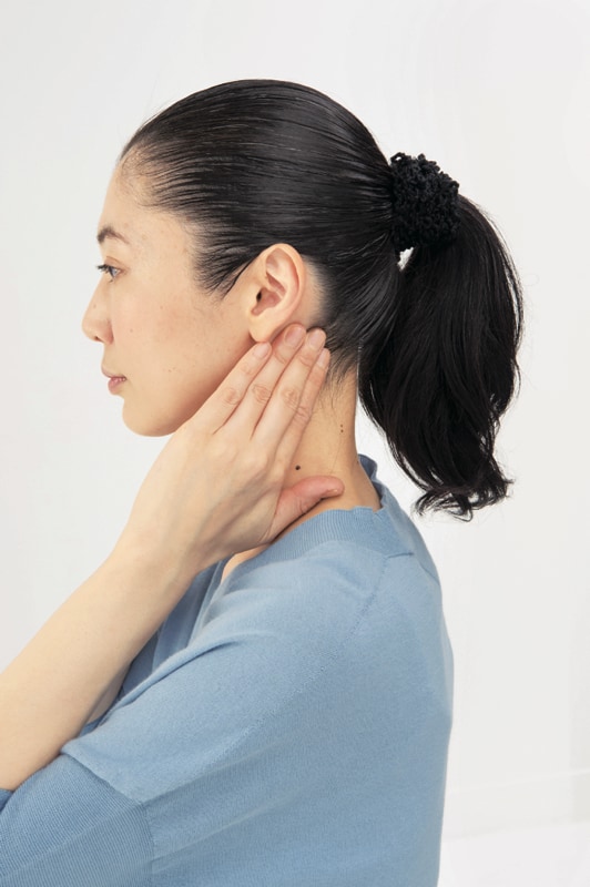 「完骨」は、両耳の後ろの出っ張った骨の少し後ろ。脈動を感じる部分を軽く揉む。