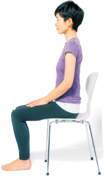 1.足がつく高さの椅子にまっすぐに座る。手は膝に、足は肩幅に開く。