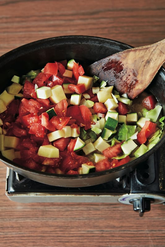 1.オリーブ油、にんにく、ベーコンを炒め、トマト、好みの野菜、水を加えて煮る。