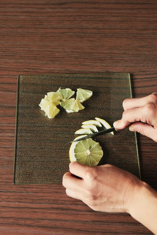 2.レモンの輪切りは皮とワタの部分をできる限り取り除き、4つ割りにする。