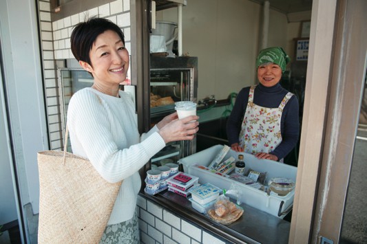 おいしいと評判の『桑原豆腐店』で豆乳を買うのが朝の楽しみ、と吉川さん。「濃厚でコクがあるんです」