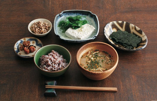 雑穀ごはんと味噌汁、海苔に納豆、お浸し。揺るぎない文化遺産。