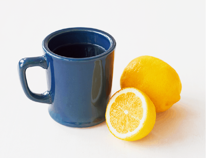 「毎日の水分補給は2ℓ以上。汗をかきやすくなり代謝が上がります」。レモンなどを軽く搾っても飲みやすい。