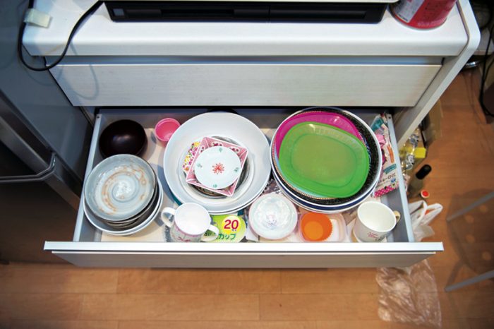 食器は、使用頻度の高いものと、それ以外に分け、箱に入れっ放しだった皿を出し、来客用にする。