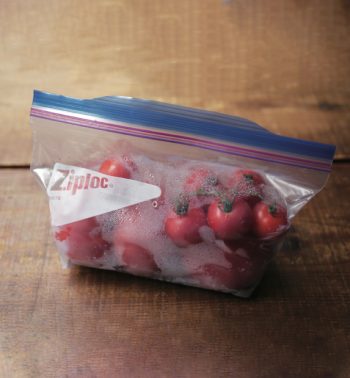 トマトは洗って水気を取ってから、ヘタ付きのまま保存袋に入れて冷凍庫へ。