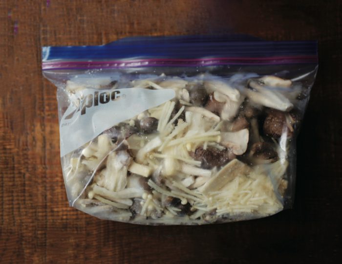 2.エリンギも縦に手で割く。数種類のきのこを保存袋に一緒に入れて冷凍庫に。