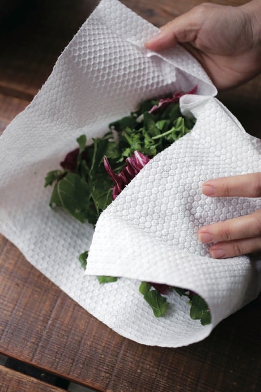 2.サラダスピナーやペーパー タオルを使い、野菜の水気をしっかり取り去る。