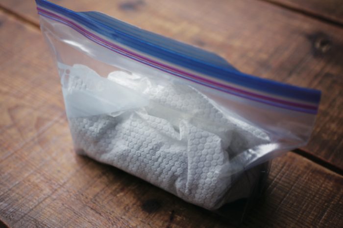3.徐々に出る水分の吸収用に、ペーパータオルに包んで保存袋に。