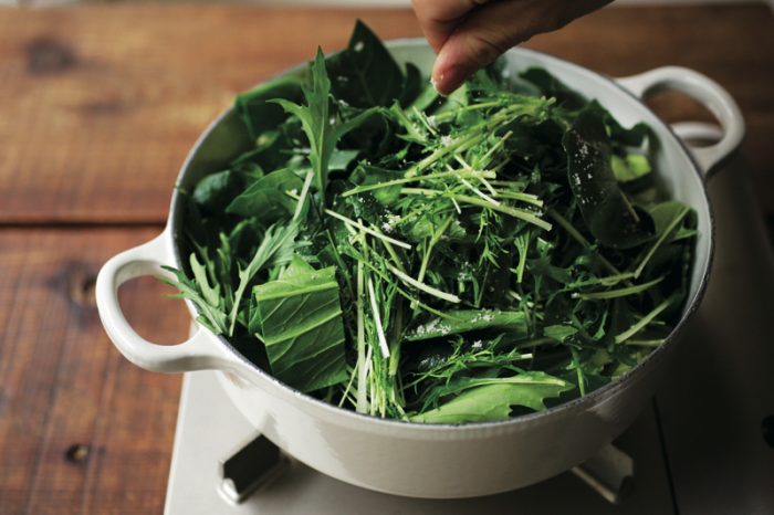 1.小松菜、水菜、チンゲン菜など青菜400gを3～4㎝の長さに切り、厚手の鍋に入れる。