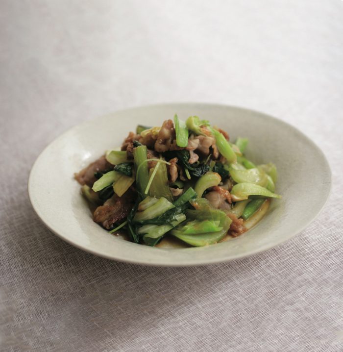 カリッと焼いた豚肉は、青菜と一緒だと美味しさ倍増。