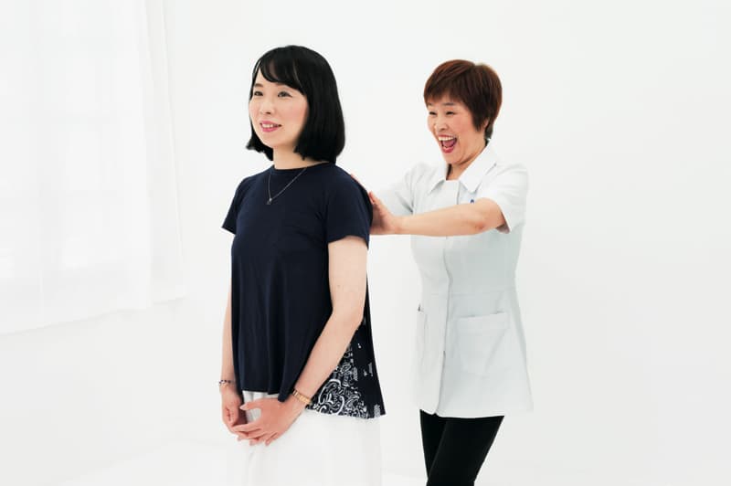顔のむくみや腰痛は背中が原因？<br/>すぐにわかる猫背診断。