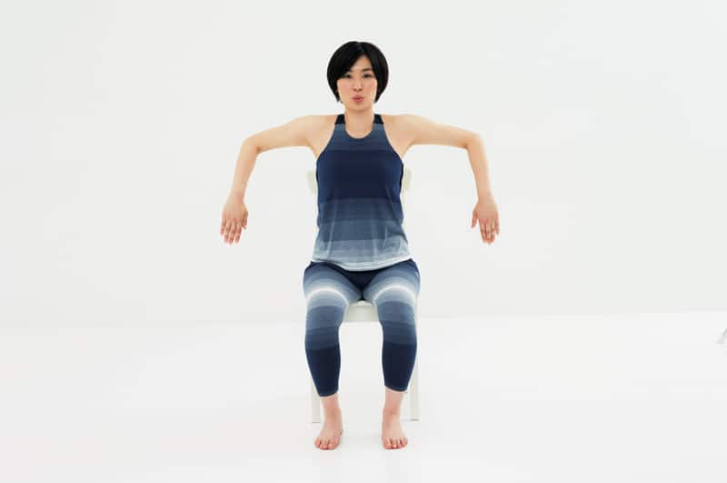 辛酸なめ子さんも変わった！２週間で<br/>猫背を改善する簡単エクササイズ