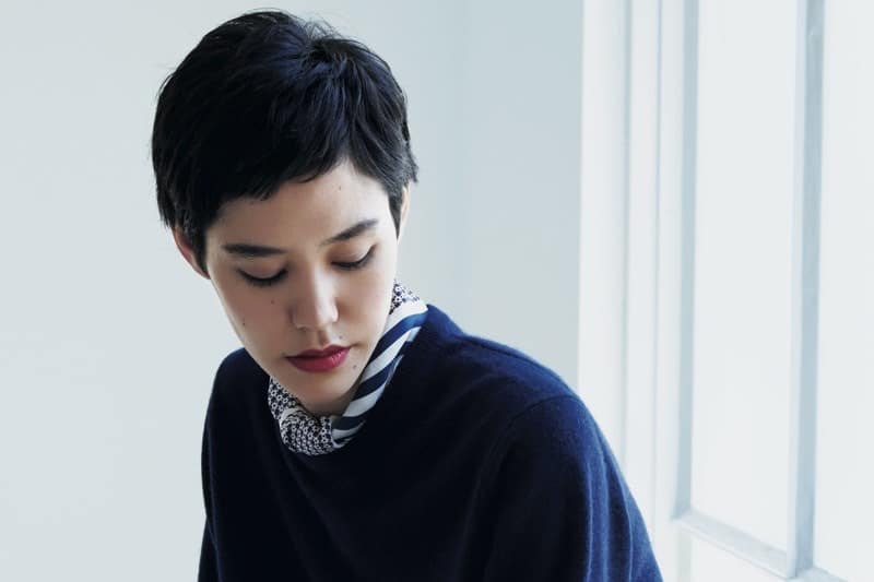 定番のクルーネックはネイビーのカシミアで。