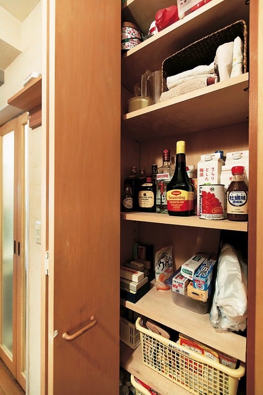 涼しくて湿気も少ない玄関は食品管理を置いておくのに最適。