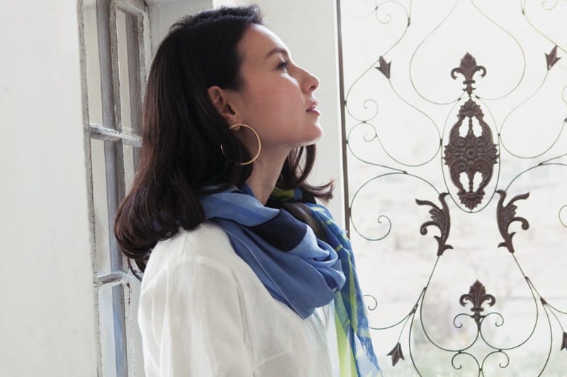 コーディネートがぱっと華やぐ。スカーフとストールの巻き方。