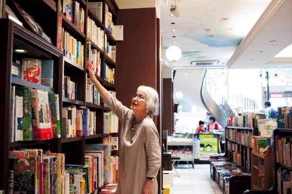 角野栄子さんの読書の愉しみが広がる書店案内。