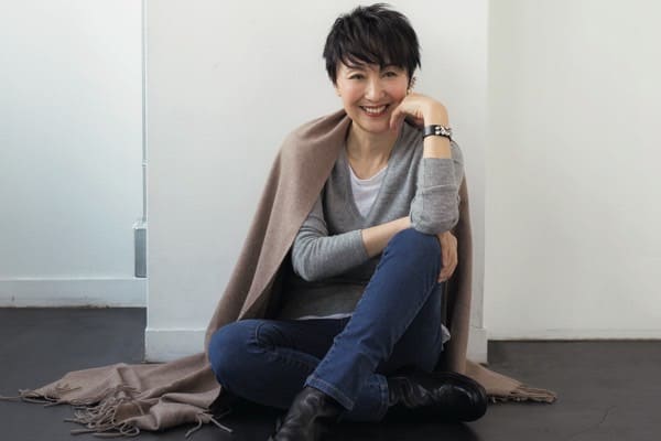 メイクも着こなしも“抜け感”で余裕を表現する方法。